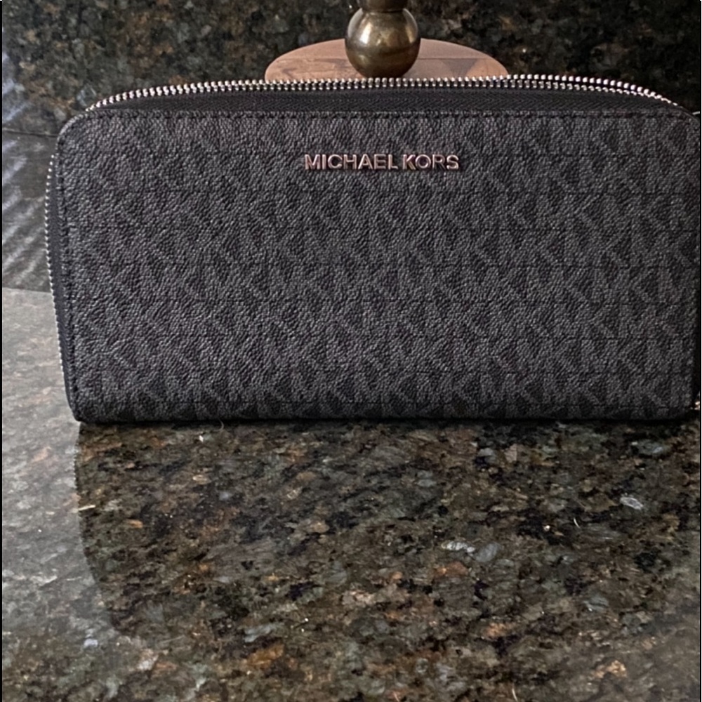 COPY - BNWT Michael Kors Jet Set Travel Wallet